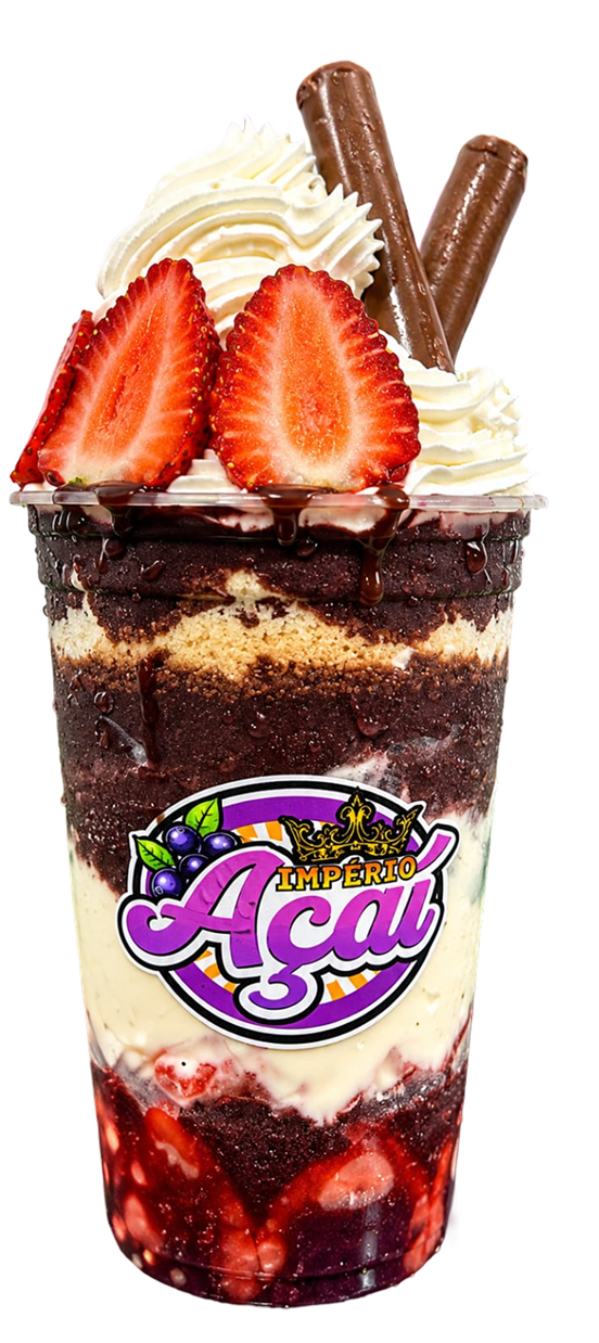 Copo de açaí com morango, banana, granola e leite condensado